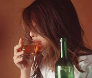 La enfermedad del alcoholismo no distingue sexo, la pueden padecer tanto mujeres como hombres.