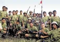 Tropas peruanas celebran la recaptura de uno de los puestos enemigos infiltrados en la Cordillera del Cndor en territorio del Per