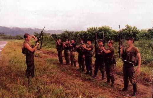 Patrulla del Ejrcito del Per revisando sus armas antes de partir a la frontera - Cenepa 1995
