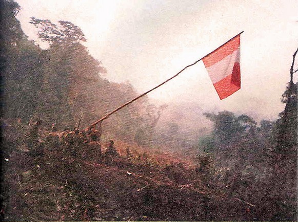 Tropas peruanas izan el victorioso pabelln peruano en la falsa Base Sur luego de su captura el 2 de Febrero de 1995 - Cenepa 1995