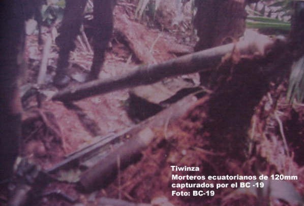 Fotografa tomada en el mismo campo de batalla y que muestra los morteros de 120 mm. capturados a los derrotados invasores ecuatorianos en falsa Tiwinza (cota 1061)