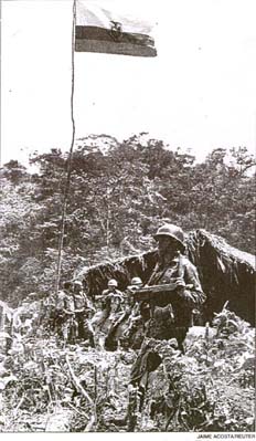 Soldados ecuatorianos vigilan el dia 15 de febrero de 1995 la supuesta base de Tiwintza