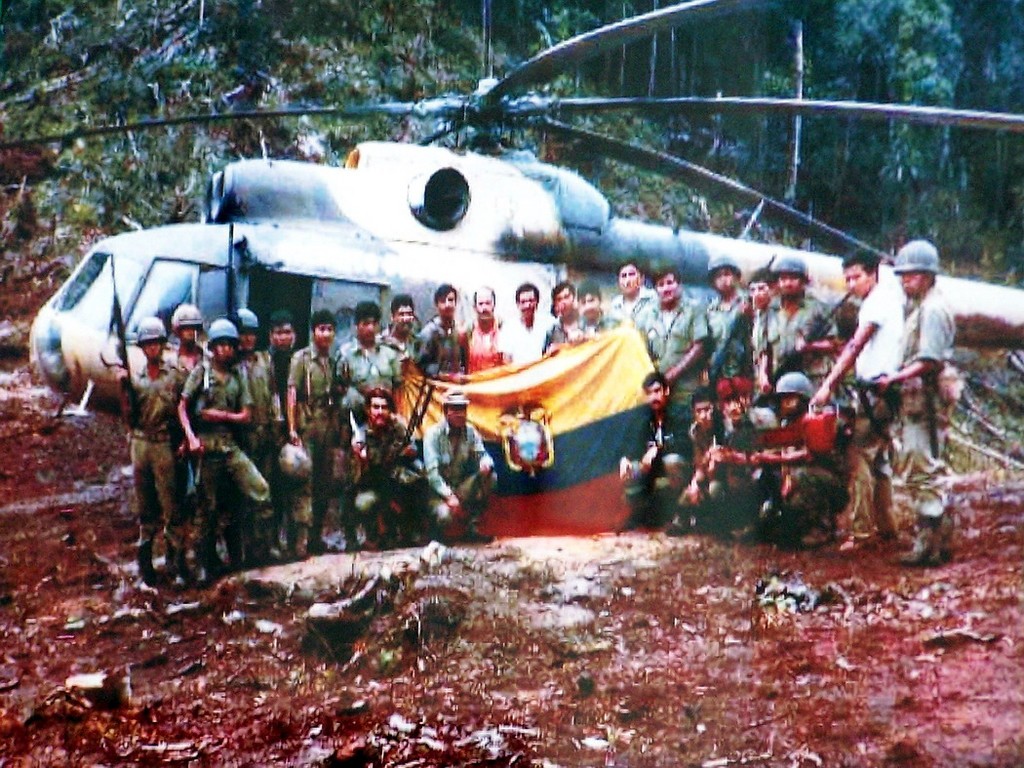 BANDERA ECUATORIANA CAPTURADA AL INVASOR ECUATORIANO EN EL ALTO COMAINA EN ENERO DE 1981