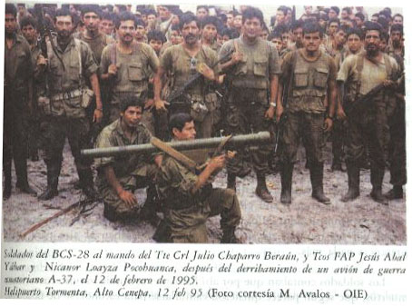 Soldados peruanos autores del derribo de un avin ecuatoriano A-37 con un misil porttil 